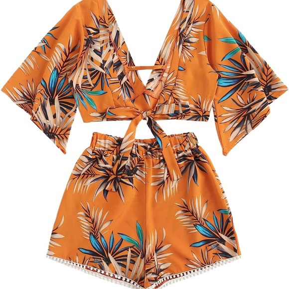 SweatyRocks Women's 2 Piece Butterfly Sleeve Knot Front Crop Top with Shorts Set - Picture 2 of 6